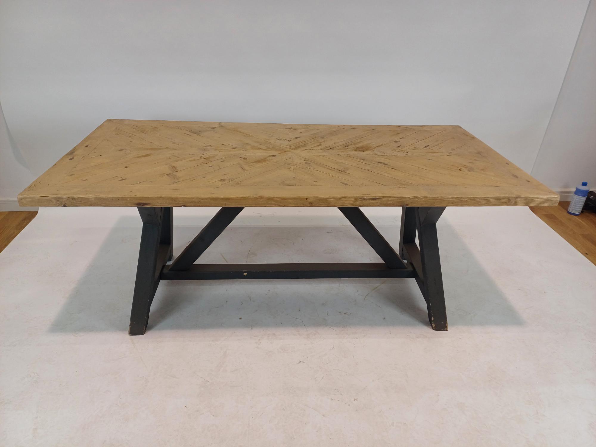 PRIVAT: Dining table WOOD USED